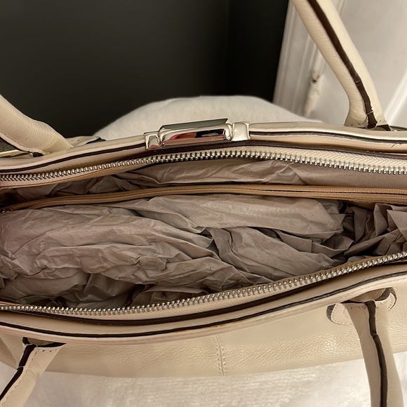 Beautiful Cromia shoulder bag in cream with yellow and gold accents - Picture 2 of 6